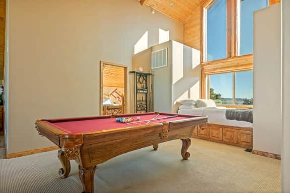 Hawk Ridge Chalet, Hot Tub, Views and Firepit