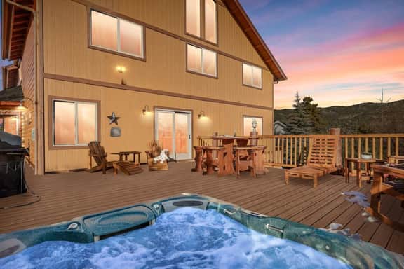 Hawk Ridge Chalet, Hot Tub, Views and Firepit
