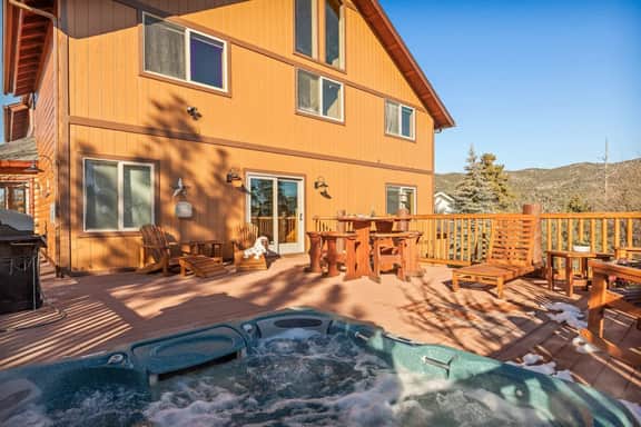 Hawk Ridge Chalet, Hot Tub, Views and Firepit