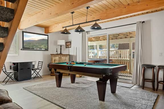 High Score Hideaway - Views of Bear MTN, Hot Tub