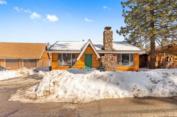 Honeybee Cabin By the Lake, Hot Tub & EV charger