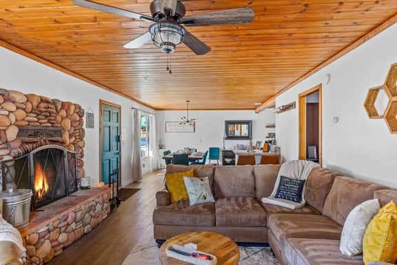 Honeybee Cabin By the Lake, Hot Tub & EV charger