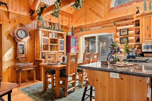 Honeycomb Hideaway| Hot Tub & Sauna, Large Yard