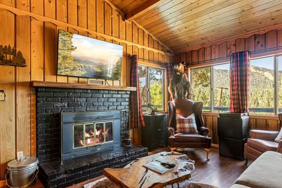 Hygge Frosk | Breathtaking Views, Hot Tub & Deck