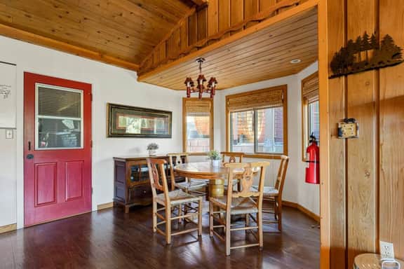 Hygge Frosk | Breathtaking Views, Hot Tub & Deck