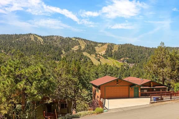 Hygge Frosk | Breathtaking Views, Hot Tub & Deck