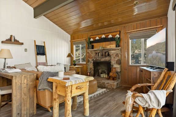 Lark Lookout, 2BR Near Slopes & Lake with Hot Tub