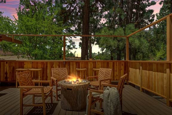 Lawliss Hideout, Steps to Village w/ Hot Tub