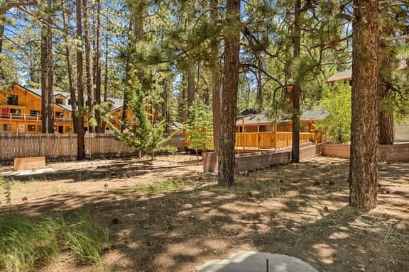 Lawliss Hideout, Steps to Village w/ Hot Tub