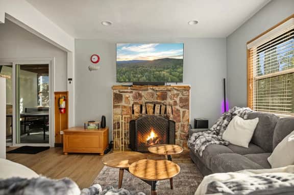 Lil' Oso Bonita Cabin | Walk 2 the Village, Games & SPA