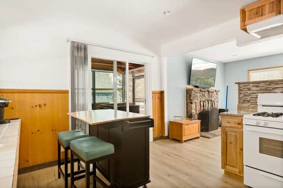 Lil' Oso Bonita Cabin | Walk 2 the Village, Games & SPA