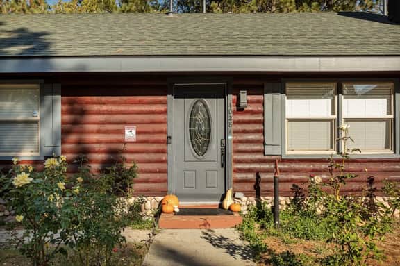 Lil' Oso Bonita Cabin | Walk 2 the Village, Games & SPA