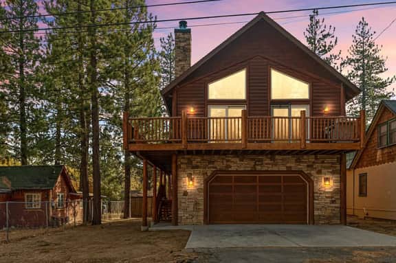 3BR Llama Bear Lodge | Hot Tub, Views & Game Room