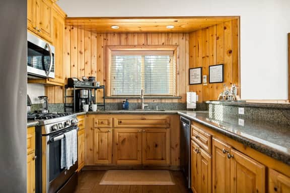3BR Llama Bear Lodge | Hot Tub, Views & Game Room