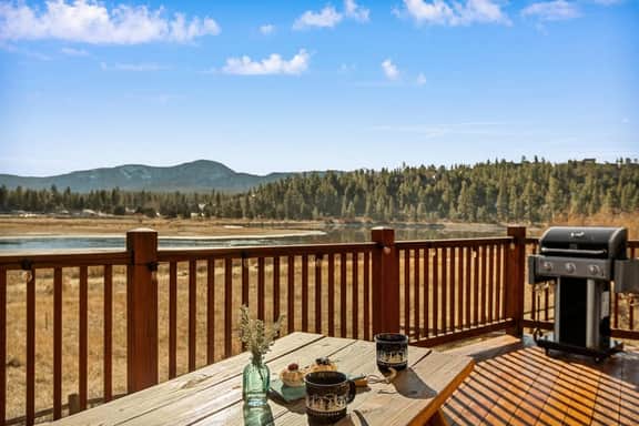 Luxurious Coyote Flat w/ Lake Views & Game Room
