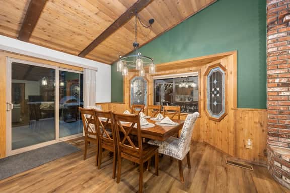 Nest and Needles: Perfect Nature Retreat with Hot Tub