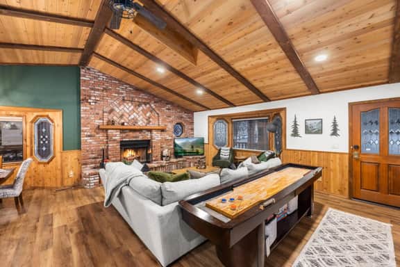 Nest and Needles: Perfect Nature Retreat with Hot Tub