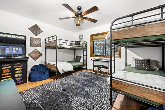 Nest and Needles: Perfect Nature Retreat with Hot Tub