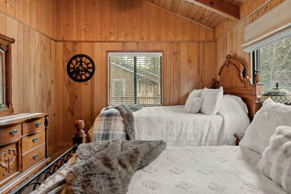 Pinecone Den| Hot Tub Near Slopes in Fox Farm
