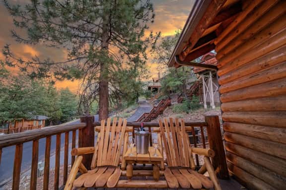 Peaceful Shady Bear, Hot Tub & Wood Fireplace