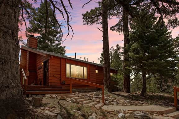 Shasta Pines + Hot Tub + Dog Friendly + EV Plug Provided
