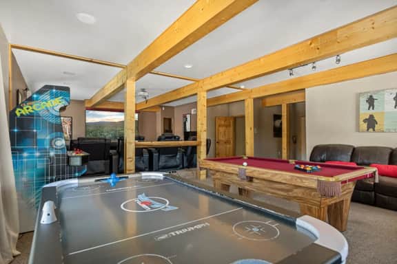 Sky High Ultimate Lodge, Hot Tub & Lake Views