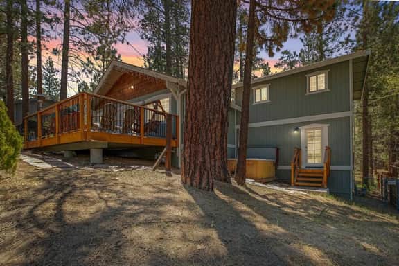 Snowcrest Lodge: Luxurious Retreat,  EV & Hot Tub