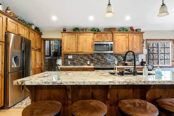 Snowcrest Lodge: Luxurious Retreat,  EV & Hot Tub