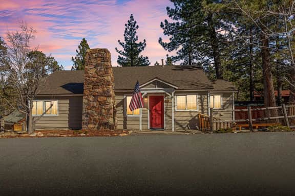 Snuggle Down Cottage, near Village w Mtn Views