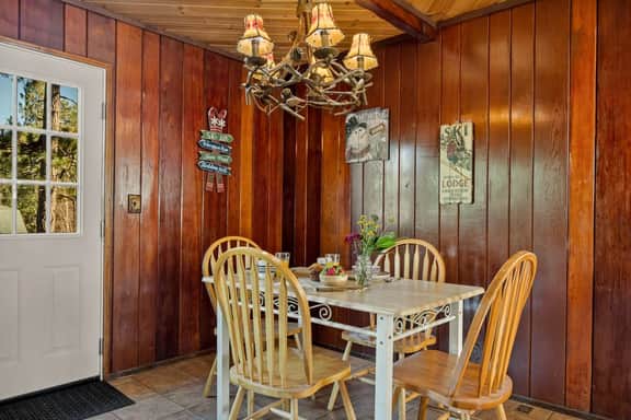 Snuggle Down Cottage, near Village w Mtn Views