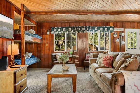 Snuggle Down Cottage, near Village w Mtn Views