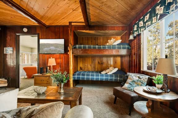 Snuggle Down Cottage, near Village w Mtn Views