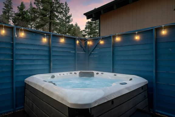 Solstice Shores Chalet, Hot Tub and Lake Views