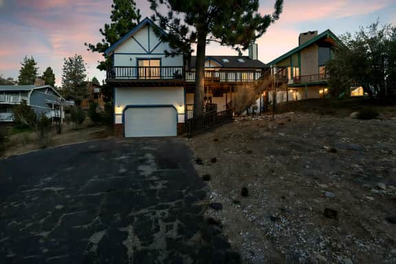 Solstice Shores Chalet, Hot Tub and Lake Views