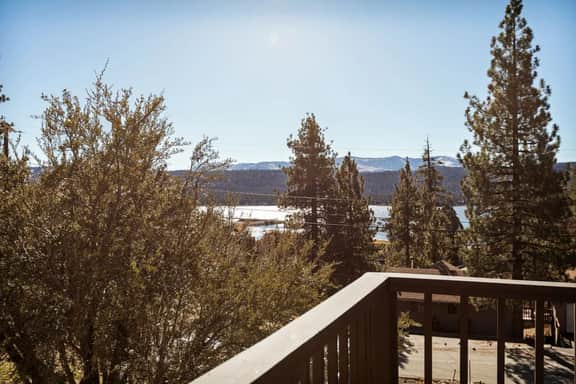 Solstice Shores Chalet, Hot Tub and Lake Views