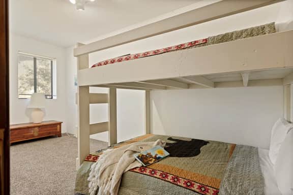 Solstice Shores Chalet, Hot Tub and Lake Views