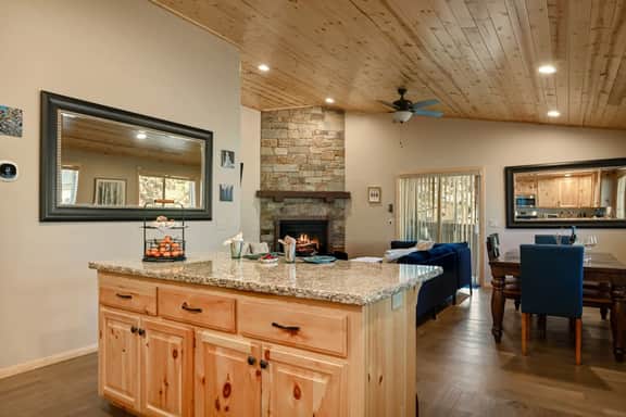 NEW 3BR Starlight Haus w EV Charger & Fireplace