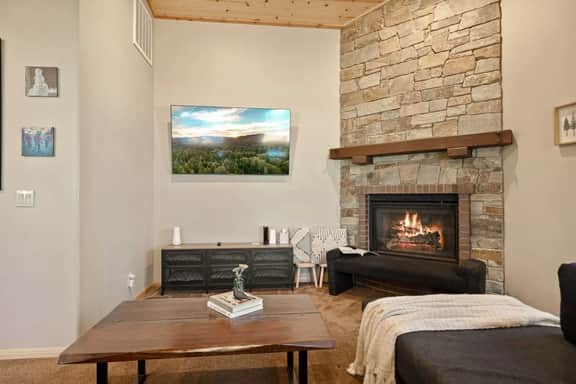 NEW 3BR Starlight Haus w EV Charger & Fireplace