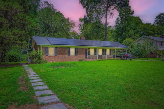 Stylish Guesthouse Near Duke w/ Fire Pit & Deck