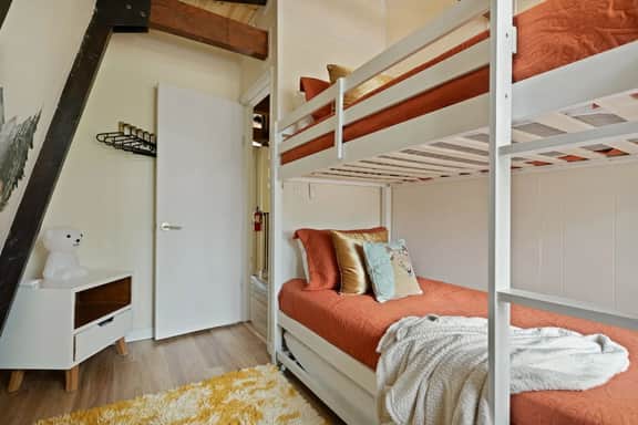 Swiss Bliss, Ideal Location w Hot Tub & BBQ