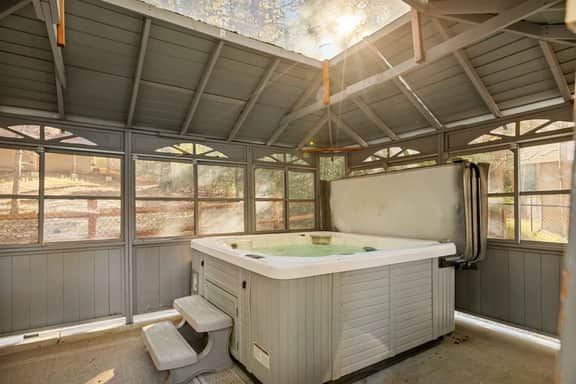 Timber & Tide Retreat in Fox Farm w Hot Tub & Games