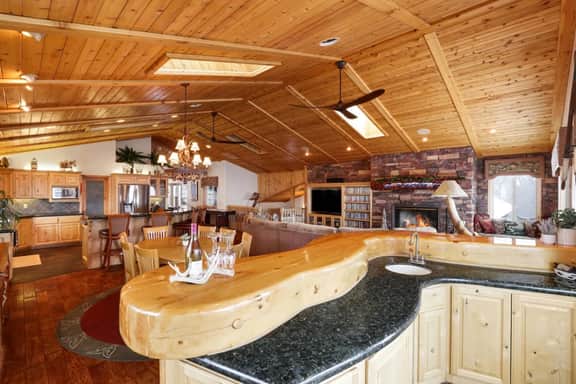 Treetop Oasis, Lux 5BR w Spa, Lake Views, EV & AC