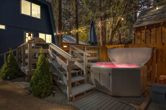 We love dogs! Ice Cold A/C - Hot Tub - Karaoke