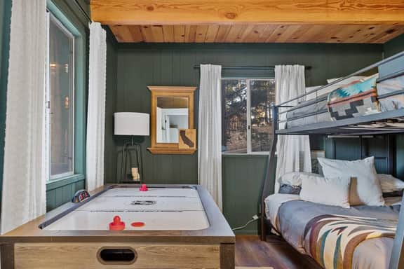 Serene Pines w Hot Tub, BBQ, Pets