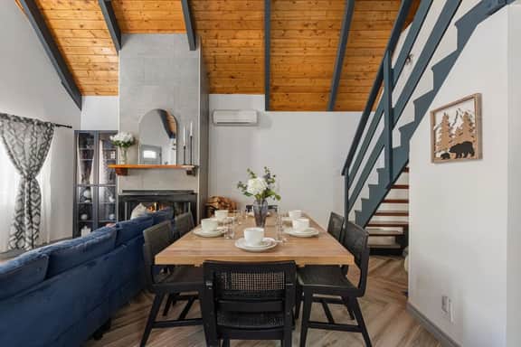 Cozy Bear Cabin, Near Slopes w/ EV charger, Deck