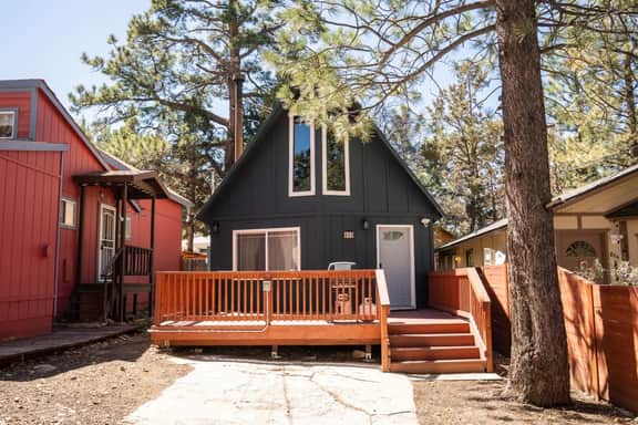 Cozy Bear Cabin, Near Slopes w/ EV charger, Deck