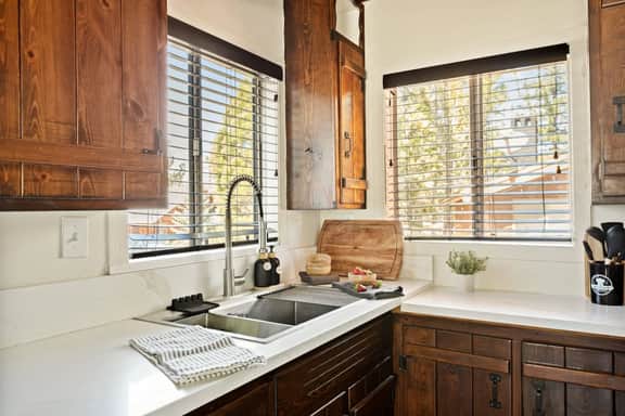 Marin Lodge, Near Slopes w/ Large Backyard, Pets