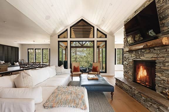 Custom Lux Cabin, Lake Views, Spa & Game Room