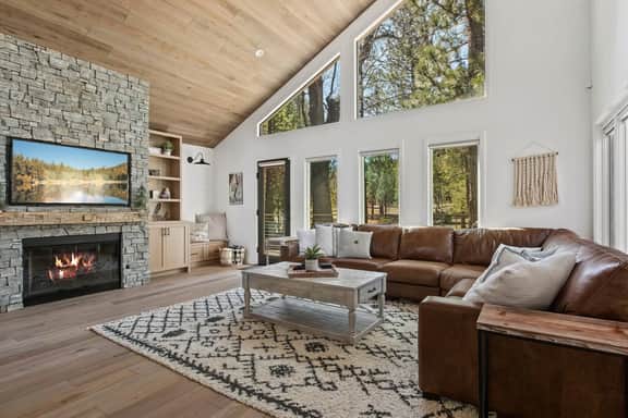 Modern Lodge Near the Ski Slopes, Hot Tub, Games