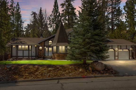 Modern Lodge Near the Ski Slopes, Hot Tub, Games